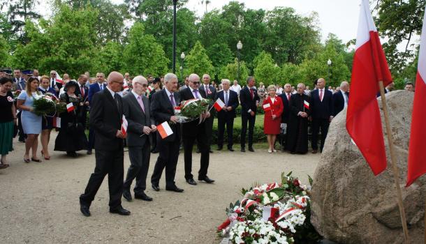 27 - Delegacje składają kwiaty pod Dębem Niepodległości