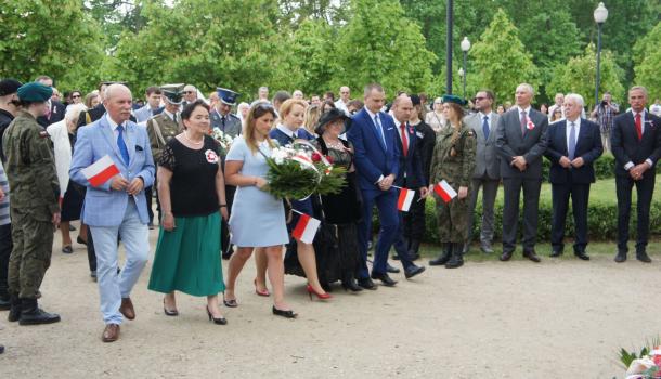 28 - Delegacje składają kwiaty pod Dębem Niepodległości