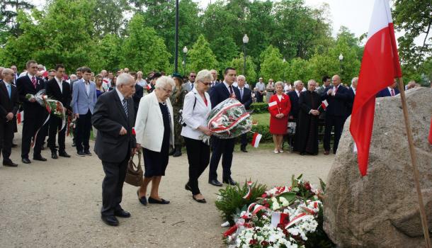30 - Delegacje składają kwiaty pod Dębem Niepodległości