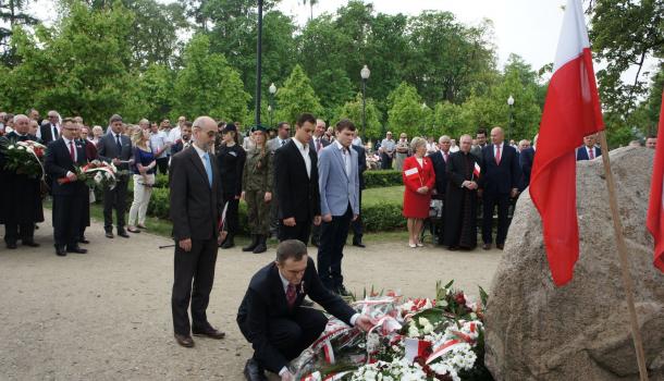 31 - Delegacje składają kwiaty pod Dębem Niepodległości