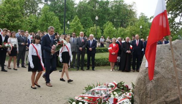 35 - Delegacje składają kwiaty pod Dębem Niepodległości