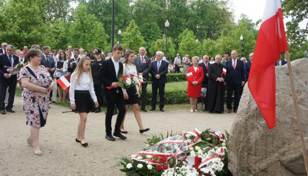 36 - Delegacje składają kwiaty pod Dębem Niepodległości