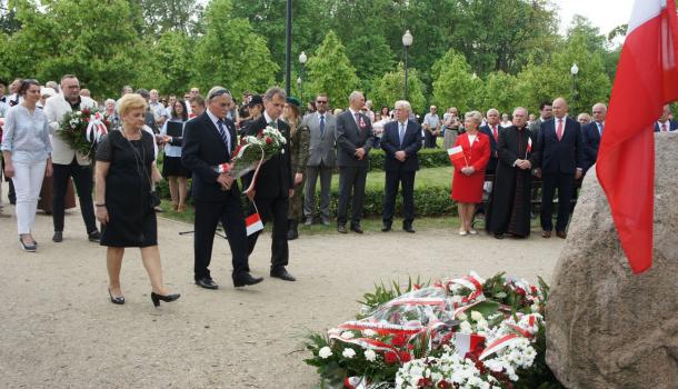 37 - Delegacje składają kwiaty pod Dębem Niepodległości