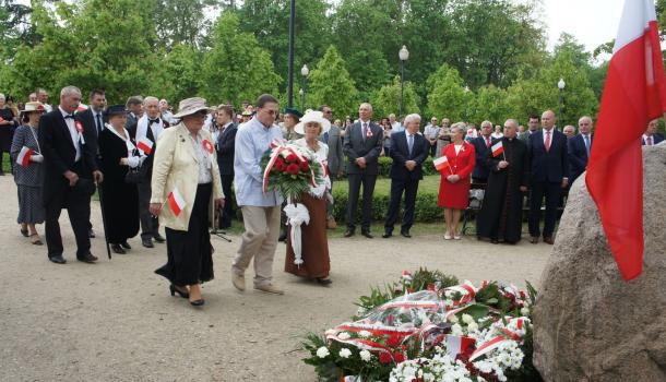 39 - Delegacje składają kwiaty pod Dębem Niepodległości