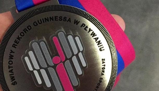 Bicie rekordu Guinnessa  w pływackiej sztafecie, medal