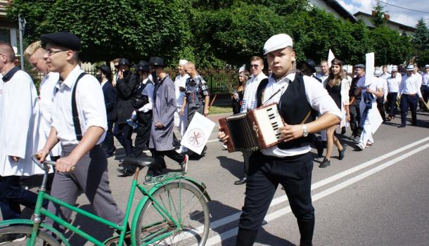 45 - Korowód Ku Niepodległej