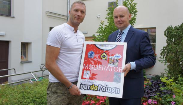 Konrad Wtulich z burmistrzem Sławomirem Kowalewskim