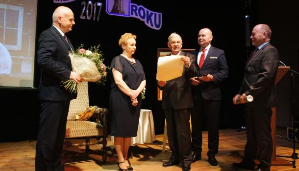 Burmistrz Miasta Mława Sławomir Kowalewski oraz Przewodniczący Rady Miasta Mława Leszek Ośliźlok, gratulują laureatce