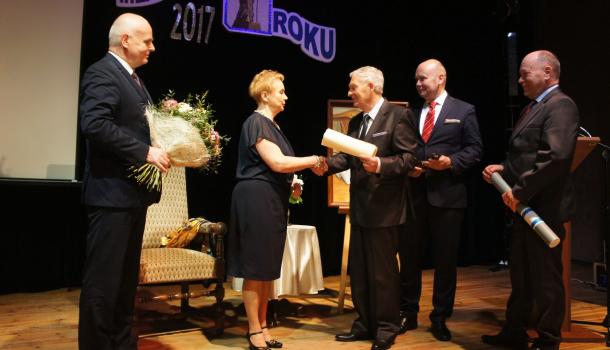 Burmistrz Miasta Mława Sławomir Kowalewski oraz Przewodniczący Rady Miasta Mława Leszek Ośliźlok, gratulują laureatce