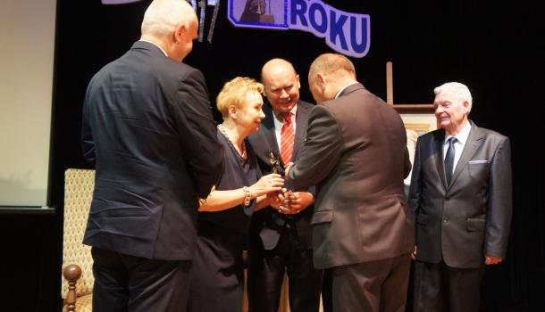 Burmistrz Miasta Mława Sławomir Kowalewski oraz Przewodniczący Rady Miasta Mława Leszek Ośliźlok gratulują laureatce