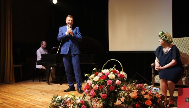 Michał Gogolewski wyśpiewał życzenia dla laureatki