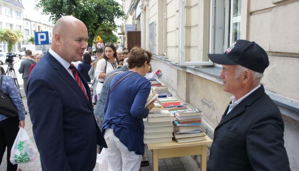 Miejska Biblioteka Publiczna rozdawała książki przed swoją siedzibą