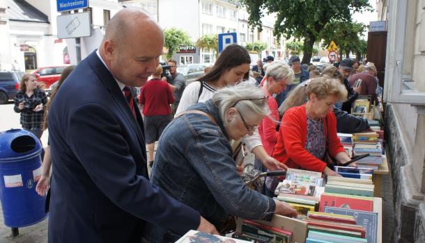 Miejska Biblioteka Publiczna rozdawała książki przed swoją siedzibą