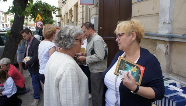 Miejska Biblioteka Publiczna rozdawała książki przed swoją siedzibą