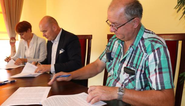 Podpisanie umów na wymianę pieców (10)