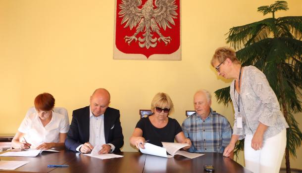 Podpisanie umów na wymianę pieców (40)