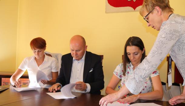Podpisanie umów na wymianę pieców (51)