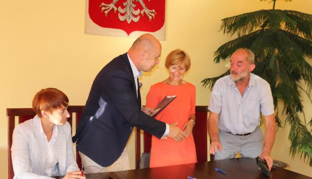 Podpisanie umów na wymianę pieców (6)