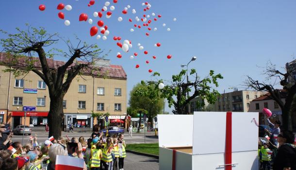 Przedszkolaki świętują Dzień Flagi 05