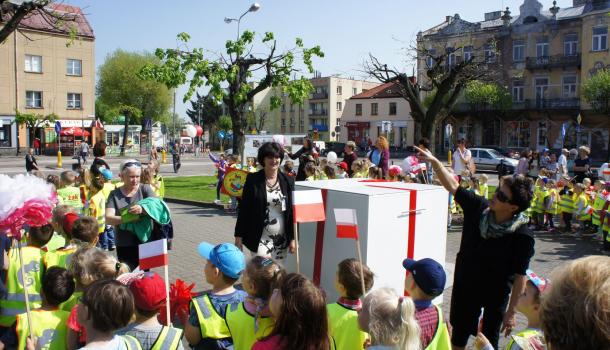 Przedszkolaki świętują Dzień Flagi 06