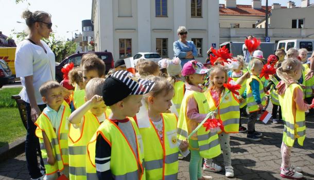 Przedszkolaki świętują Dzień Flagi 11