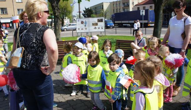 Przedszkolaki świętują Dzień Flagi 12