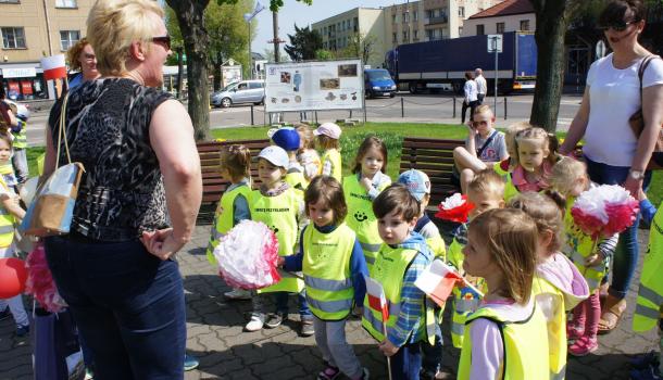 Przedszkolaki świętują Dzień Flagi 12