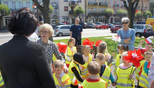 Przedszkolaki świętują Dzień Flagi 13