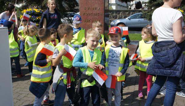 Przedszkolaki świętują Dzień Flagi 14