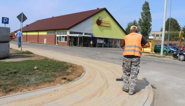 Teren przy sklepie na Osiedlu Młodych został przebudowany i uporządkowany (3) (Copy)