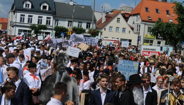 Stroje z różnych epok, dotyczące wybranych grup czy wątków polskiej historii, zrobiły olbrzymie wrażenie na podziwiających korowód widzach. 