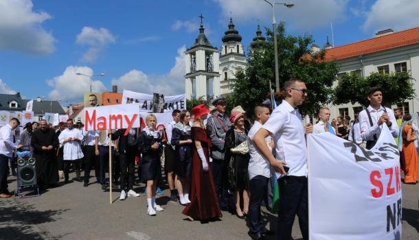 lisko 2000 uczniów mławskich szkół wzięło udział w wielkim marszu ulicami miasta