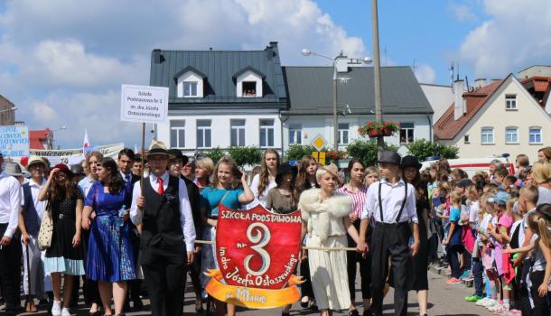 Stroje z różnych epok, dotyczące wybranych grup czy wątków polskiej historii, zrobiły olbrzymie wrażenie na podziwiających korowód widzach. 