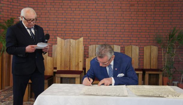  22 kwietnia przed kościołem pw. Ducha Świętego w Mławie wmurowano akt erekcyjny pod pomnik bł. ks. Jerzego Popiełuszki